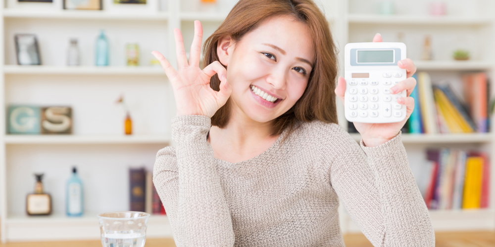 オッケーサインを出す女性