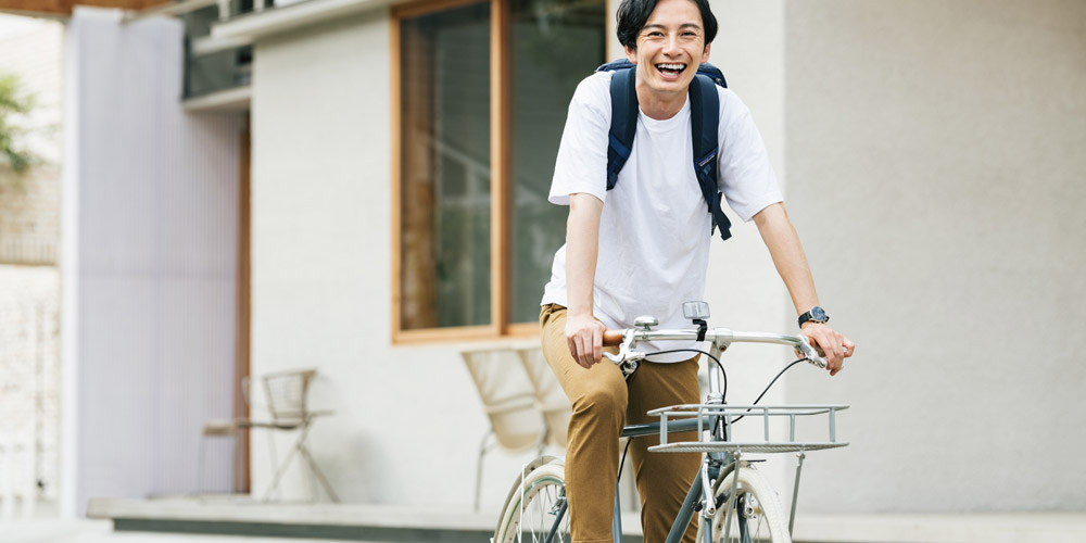 自転車に乗る男性