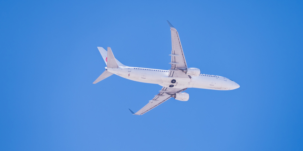 海外へ飛び立つ飛行機