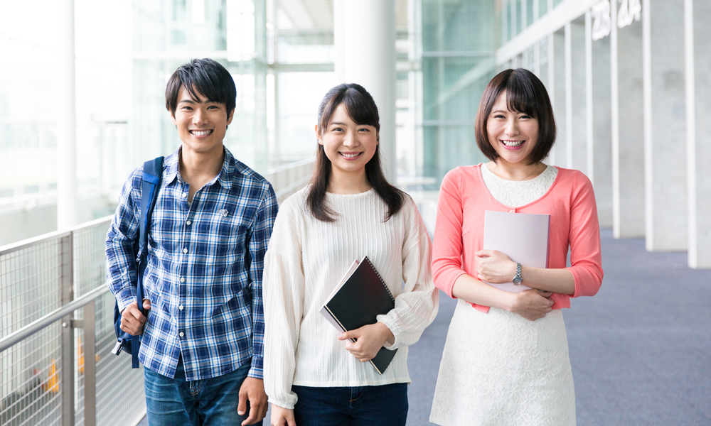 男女の学生三人