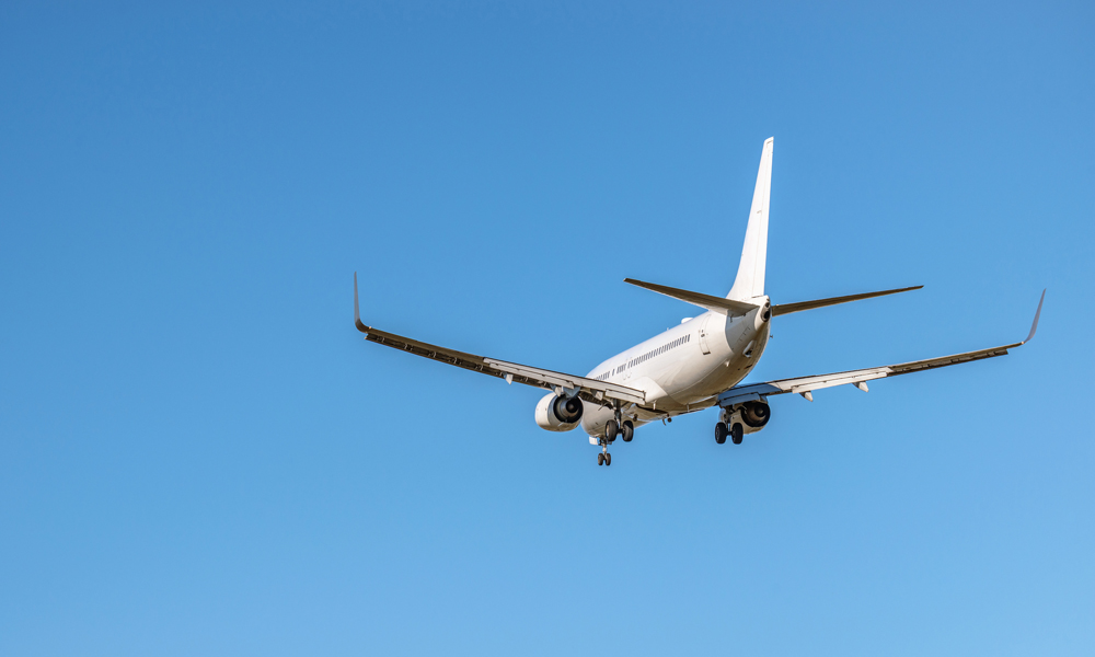 青い空と飛行機