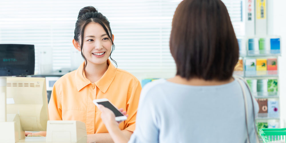 キャッシュレス決済する女性